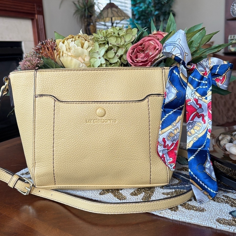 Liz Claiborne Gracie Crossbody Purse Zippered Adjustable Strap Pale Yellow & Bow